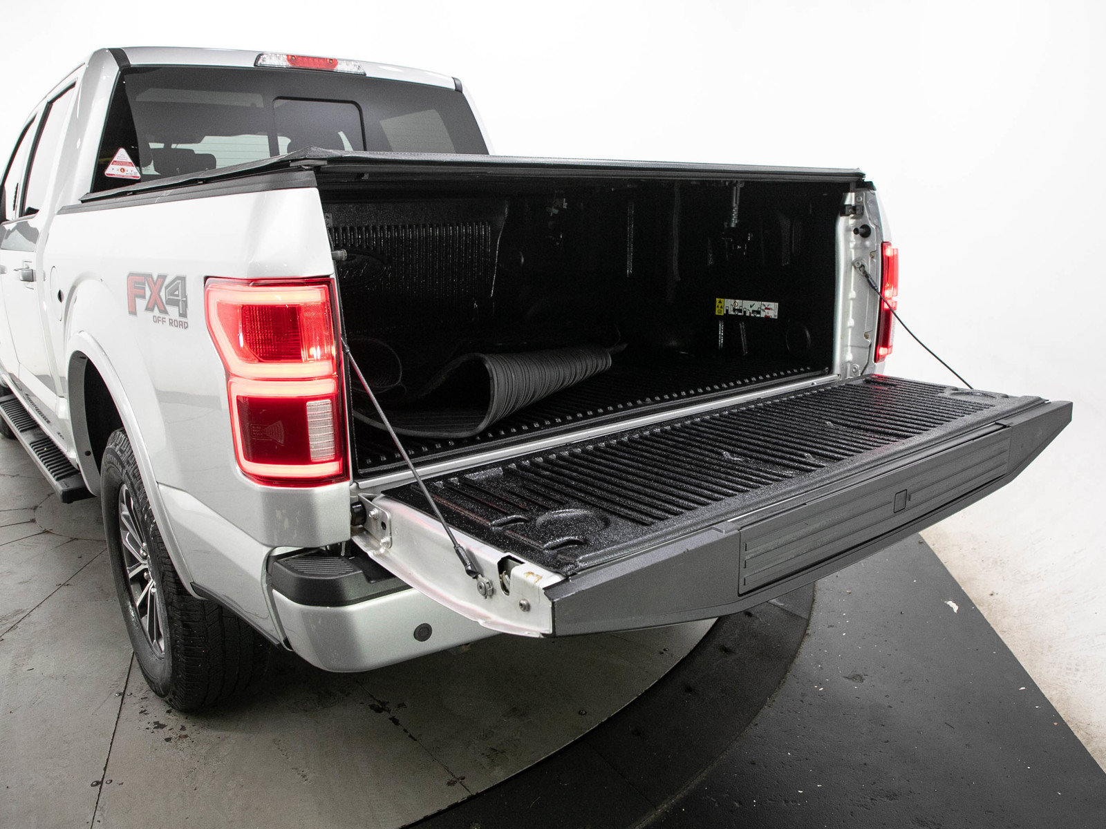 Used 2019 Ford F150 Lariat w/ Equipment Group 502A Luxury AWD/4WD image 9