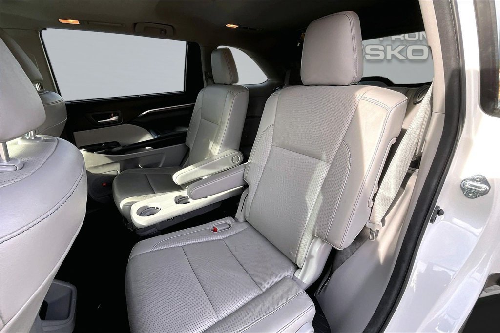 Used 2016 Toyota Highlander Limited w/ Driver Technology Package AWD/4WD image 26