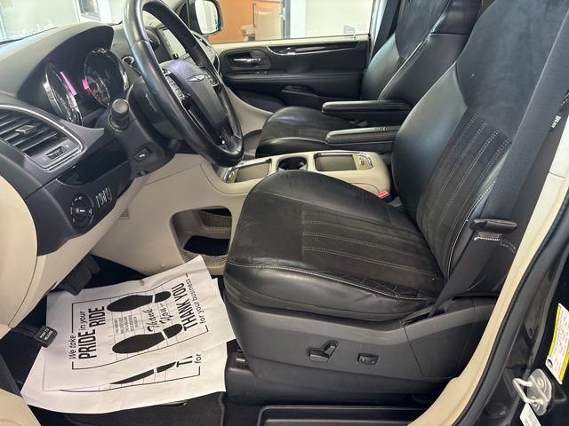 Used 2014 Chrysler Town & Country Touring-L FWD image 14