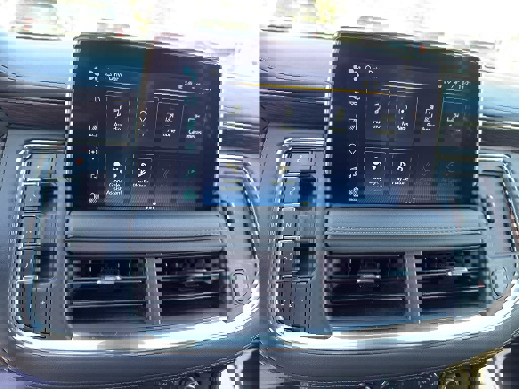 Used 2024 Chevrolet Suburban LT image 16