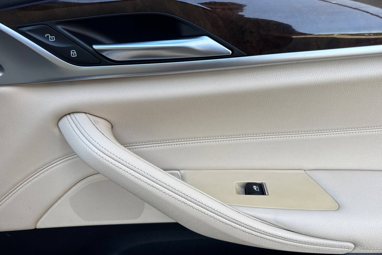 Used 2019 BMW 530e w/ Premium Package RWD image 19