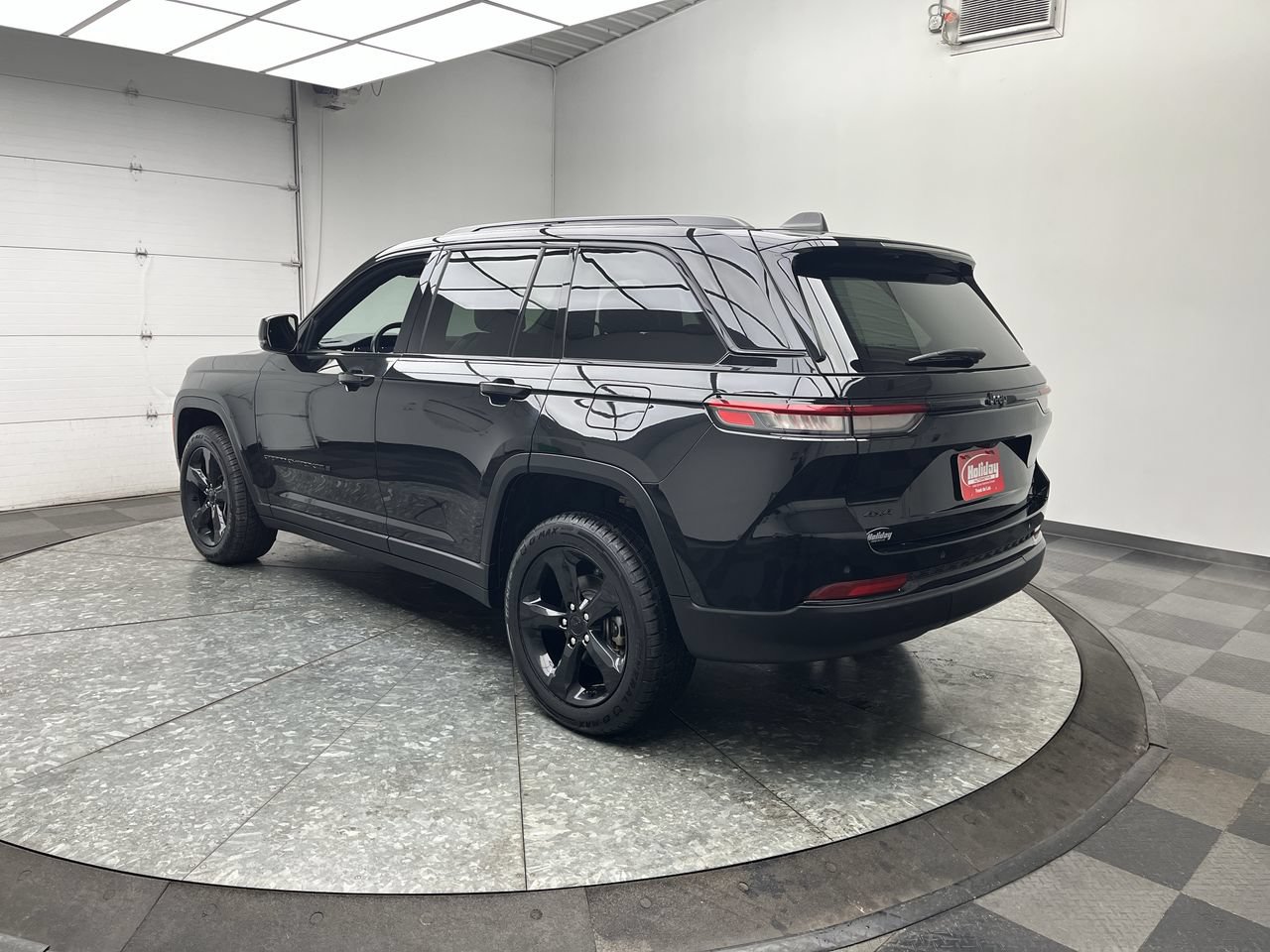 Used 2022 Jeep Grand Cherokee Altitude AWD/4WD image 2