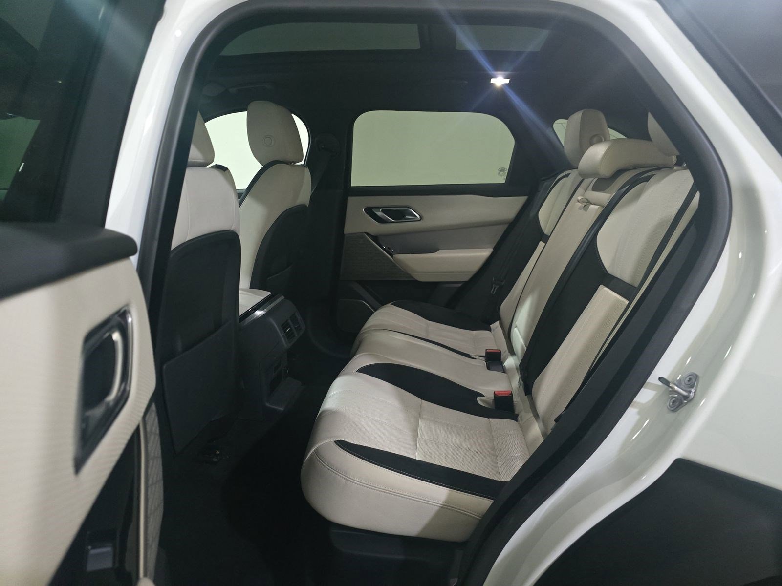 Used 2021 Land Rover Range Rover Velar R-Dynamic S image 13