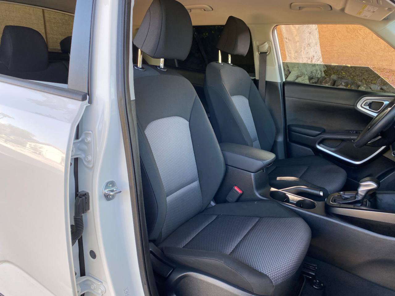 Used 2025 Kia Soul LX w/ LX Technology Package FWD image 44