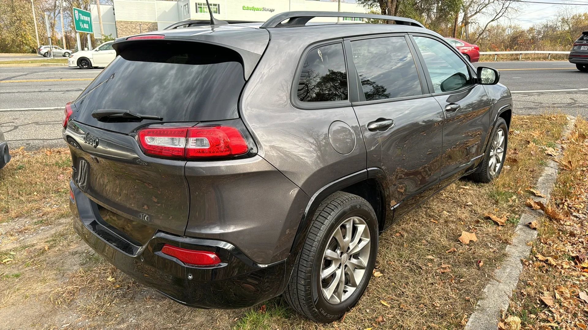 Used 2018 Jeep Cherokee Latitude AWD/4WD image 12