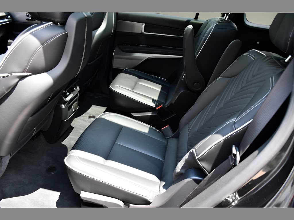 Used 2026 Cadillac Vistiq Platinum w/ LPO, Floor Liner Package AWD/4WD image 17