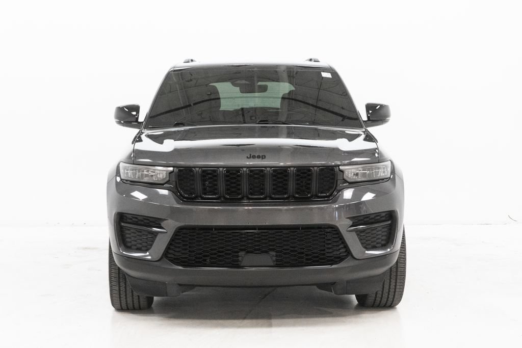Used 2025 Jeep Grand Cherokee Altitude AWD/4WD image 6