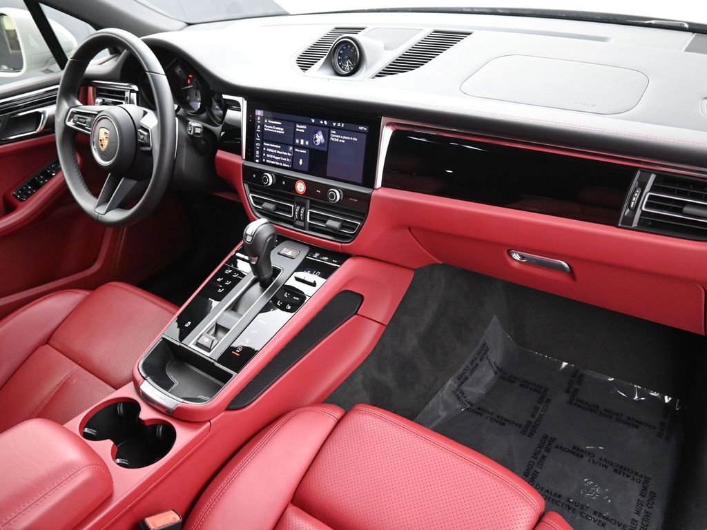 Certified 2025 Porsche Macan AWD/4WD image 29