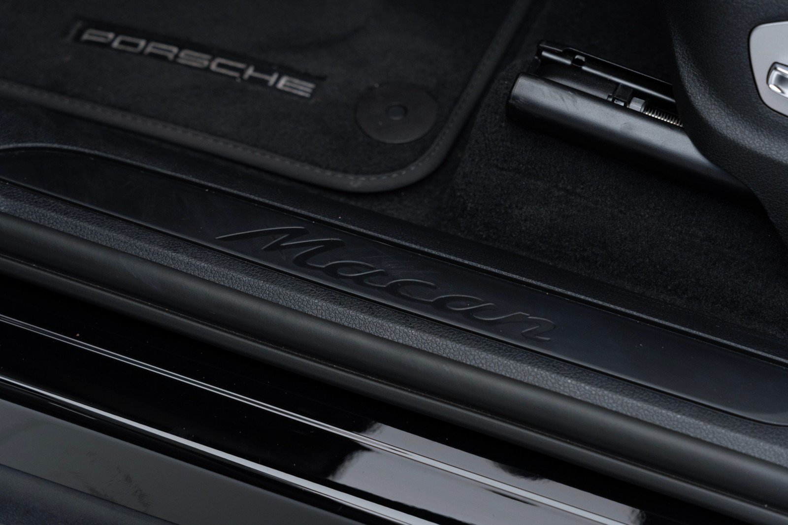 Certified 2024 Porsche Macan AWD/4WD image 12