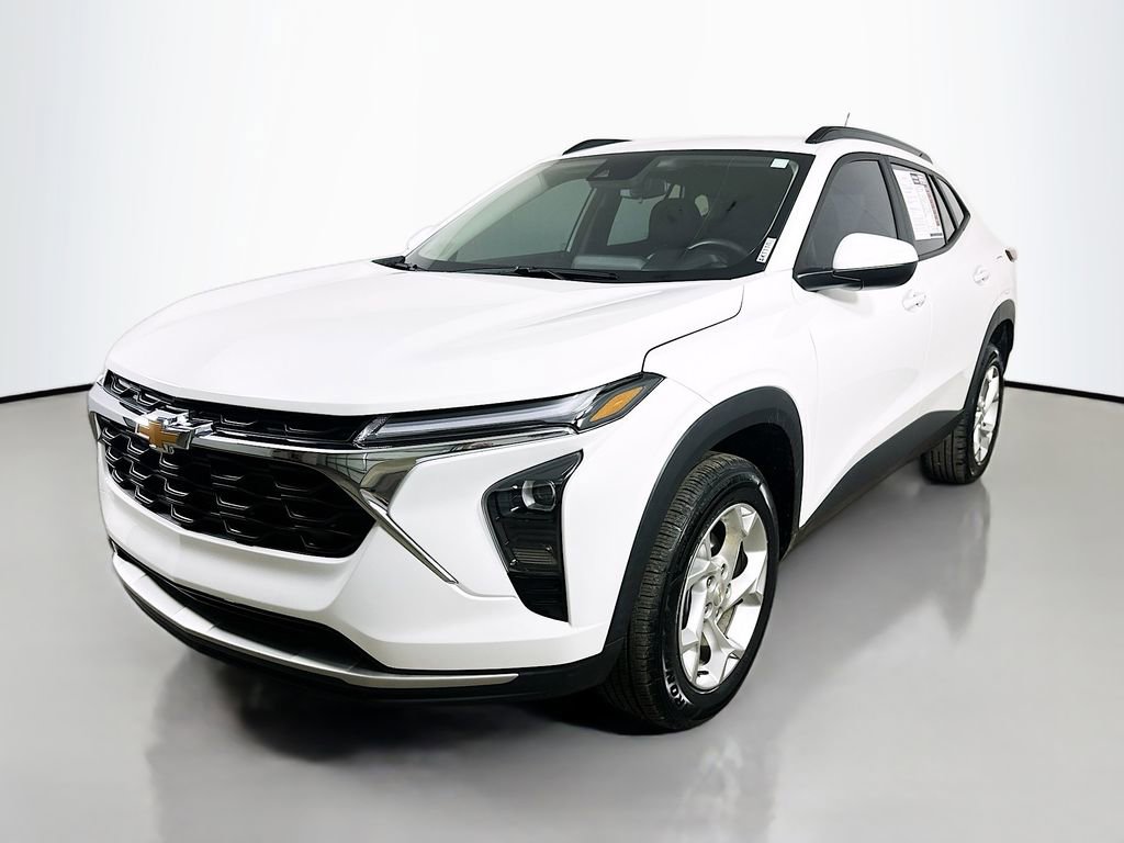 Used 2024 Chevrolet Trax LT w/ Driver Confidence Package FWD image 3