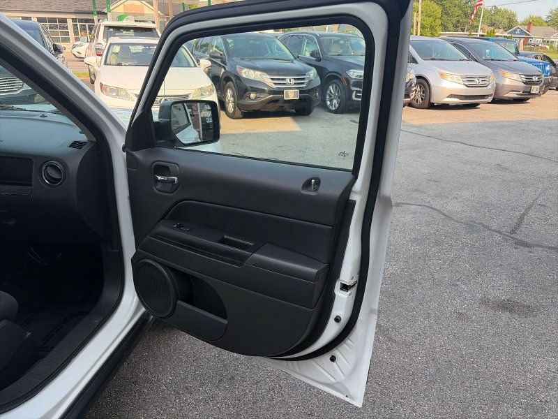 Used 2016 Jeep Patriot Latitude FWD image 11