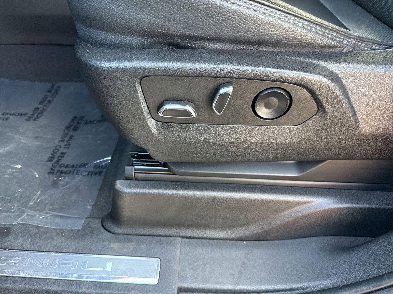 Used 2022 GMC Yukon Denali w/ Denali Premium Package image 13