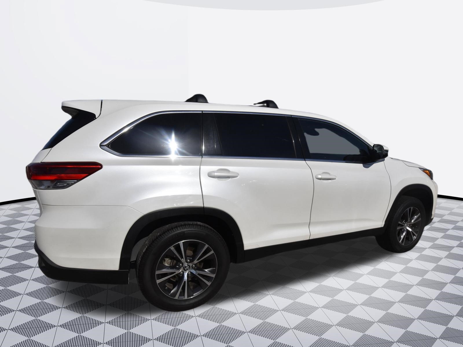 Used 2019 Toyota Highlander LE FWD image 7