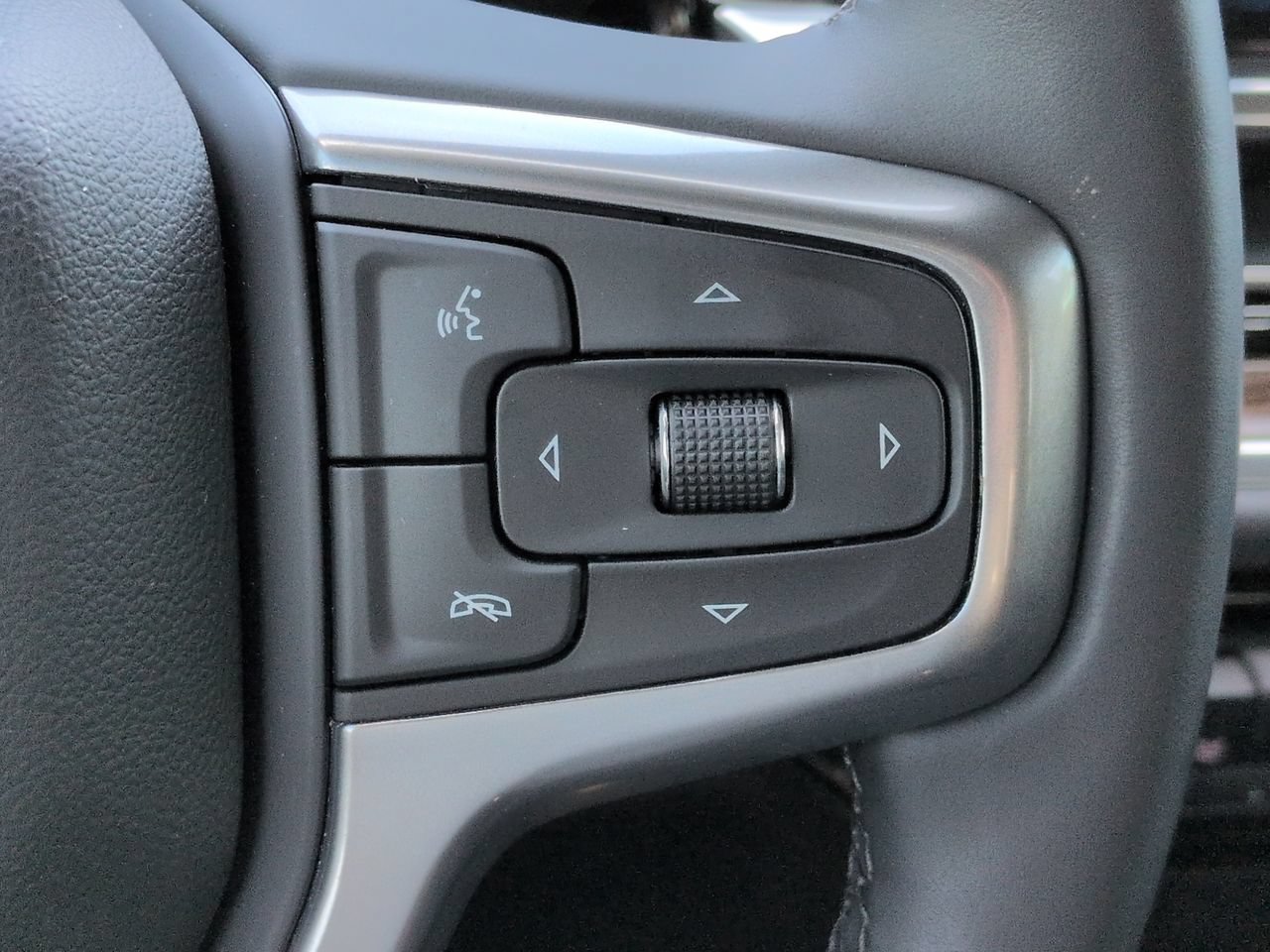 Used 2025 Chevrolet Silverado 1500 LT AWD/4WD image 27