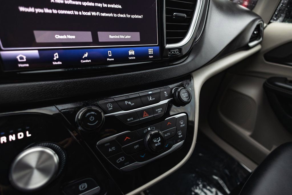 Used 2024 Chrysler Pacifica Touring-L image 15