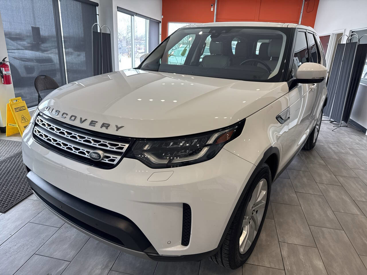Used 2017 Land Rover Discovery HSE image 7