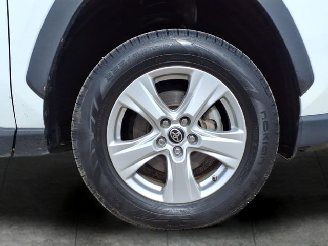 Used 2021 Toyota RAV4 LE image 9