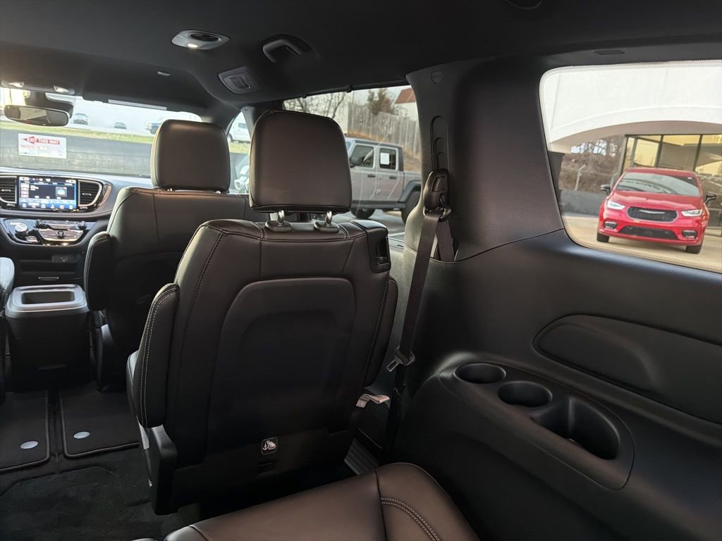 New 2026 Chrysler Pacifica Select FWD image 16