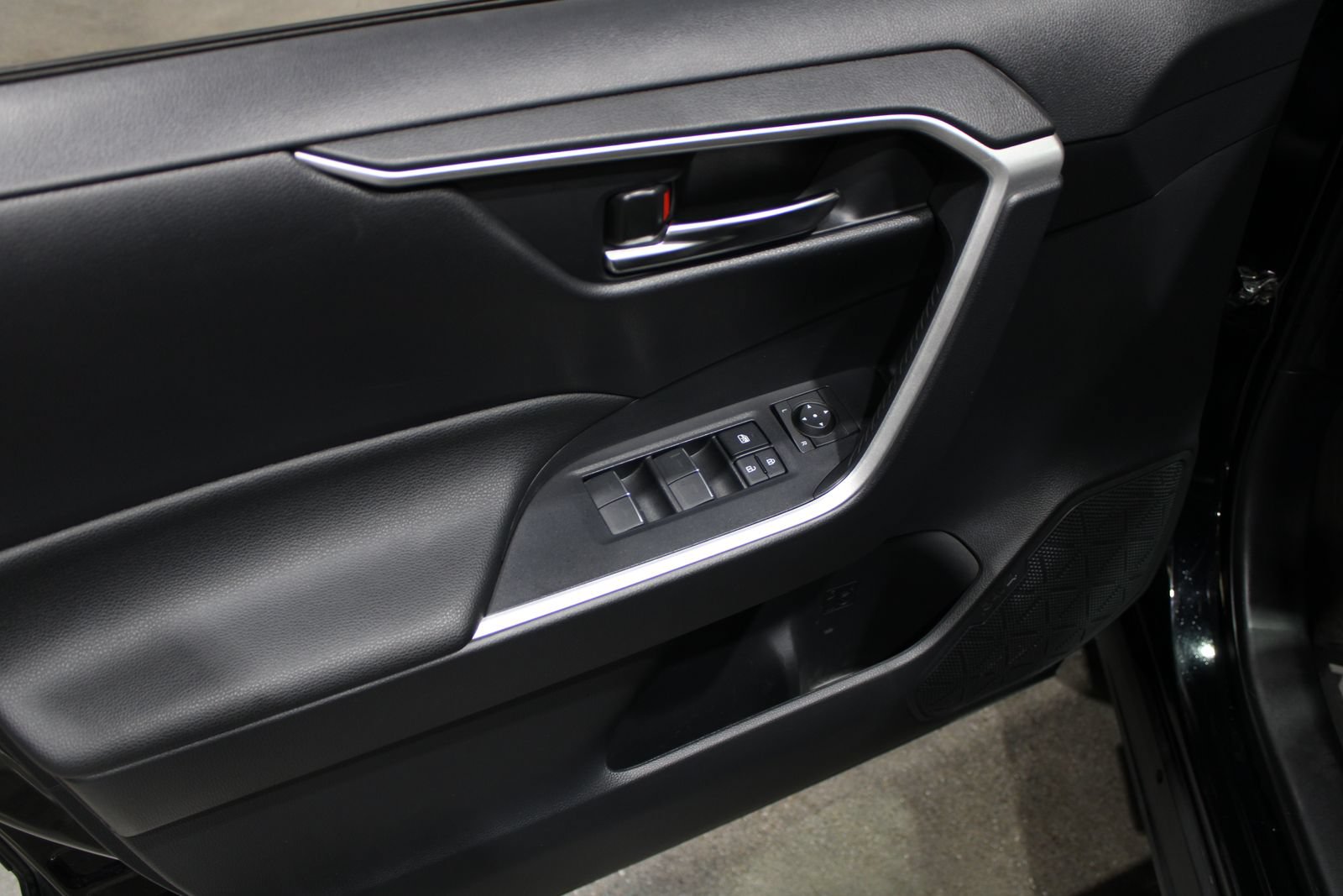 Used 2022 Toyota RAV4 SE w/ Weather & Moonroof Package AWD/4WD image 22