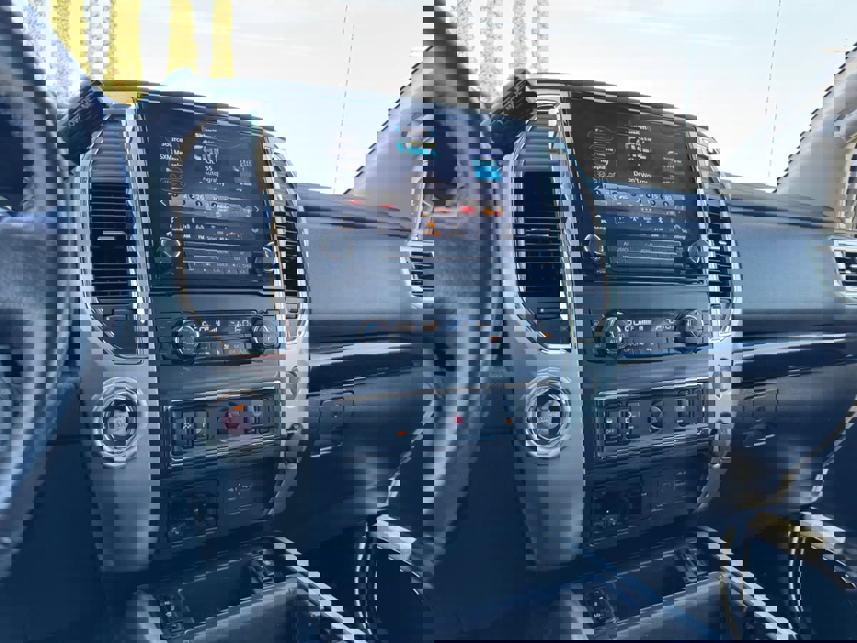 Used 2021 Nissan Titan SV w/ SV Convenience Package image 15