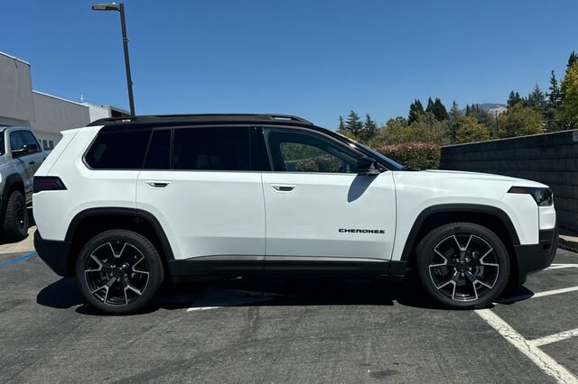 Certified 2026 Jeep Cherokee Overland w/ Trailer Tow Group AWD/4WD image 3