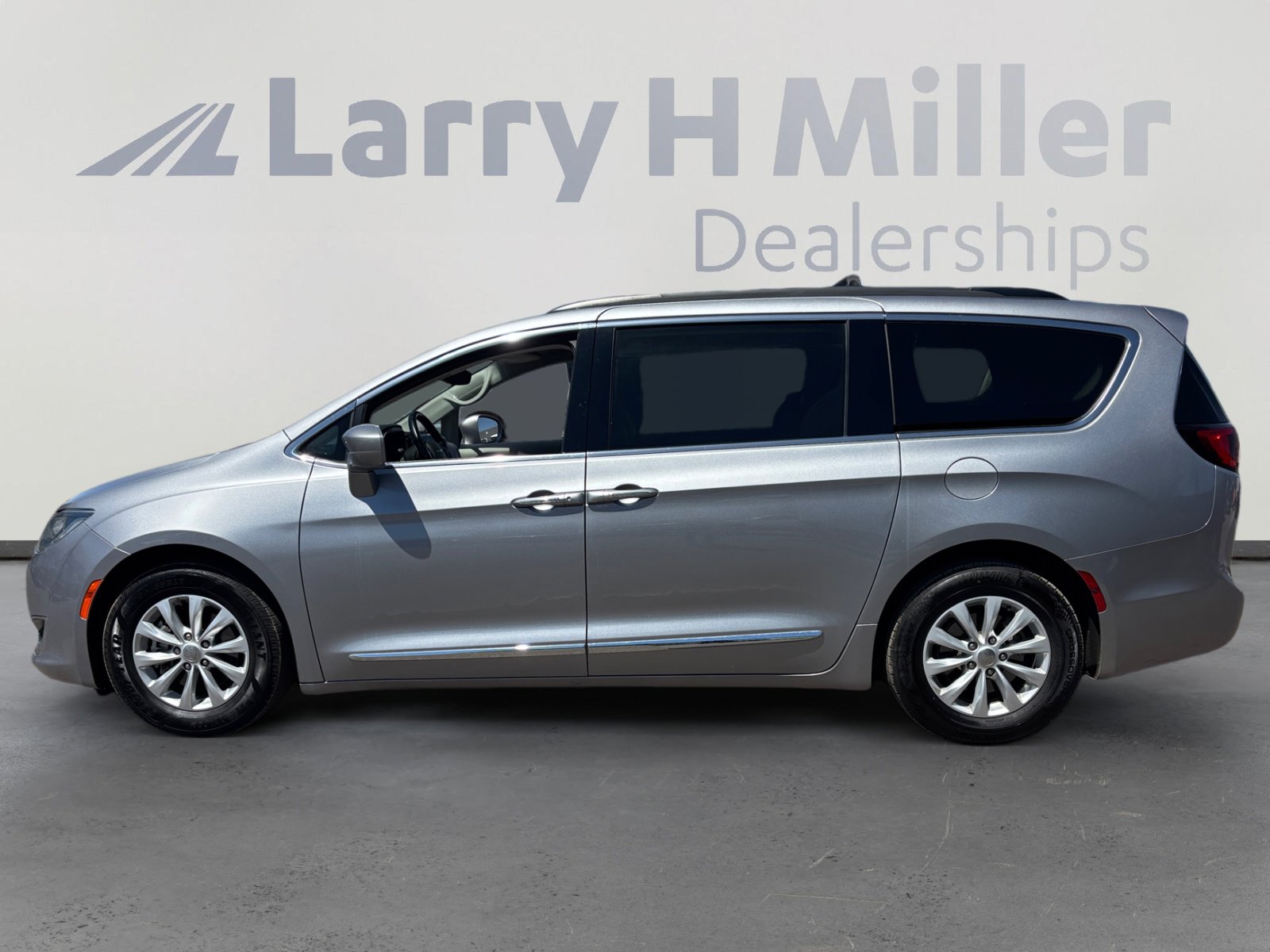 Used 2017 Chrysler Pacifica Touring-L image 2