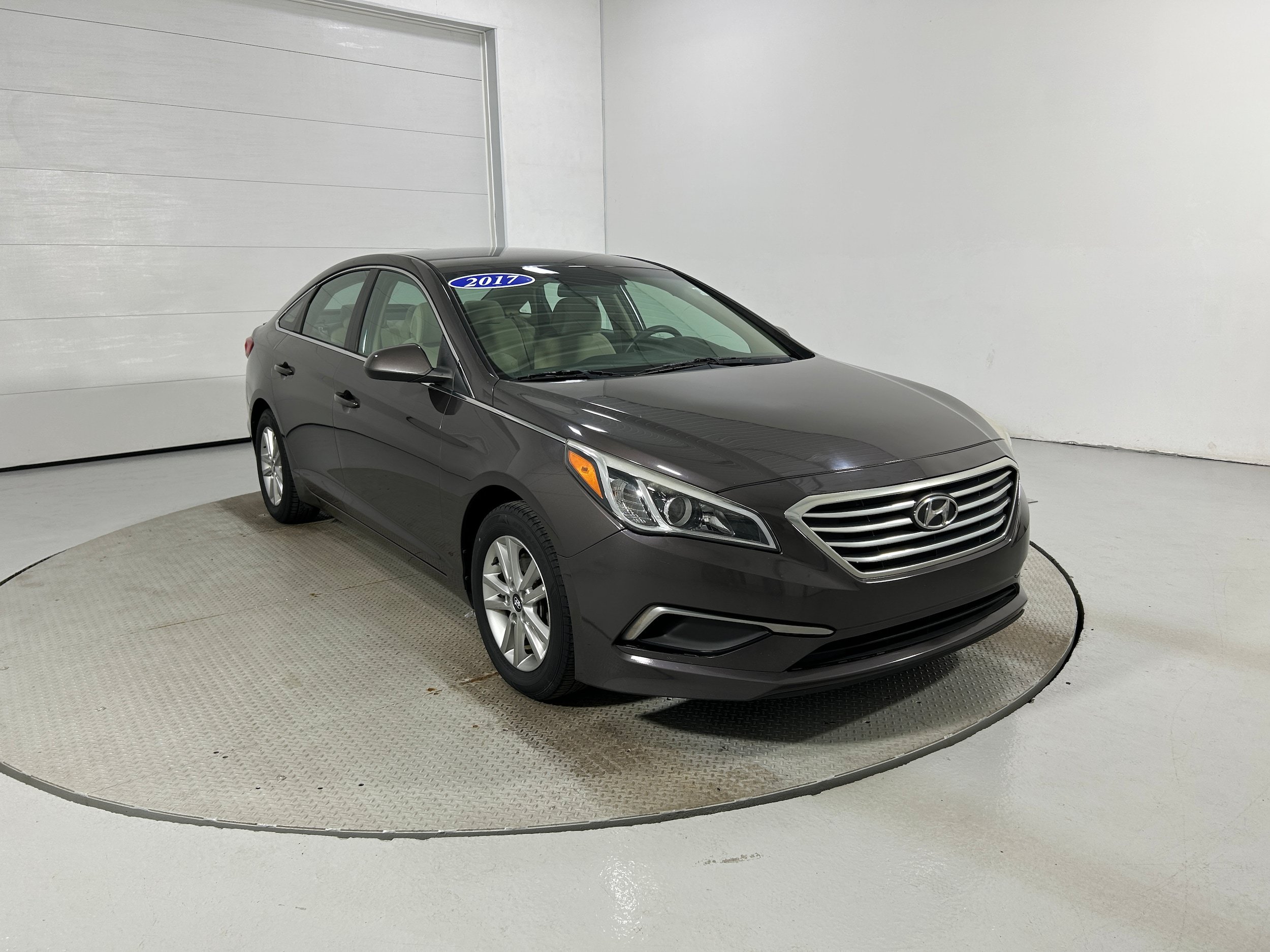 Used 2017 Hyundai Sonata SE FWD image 2