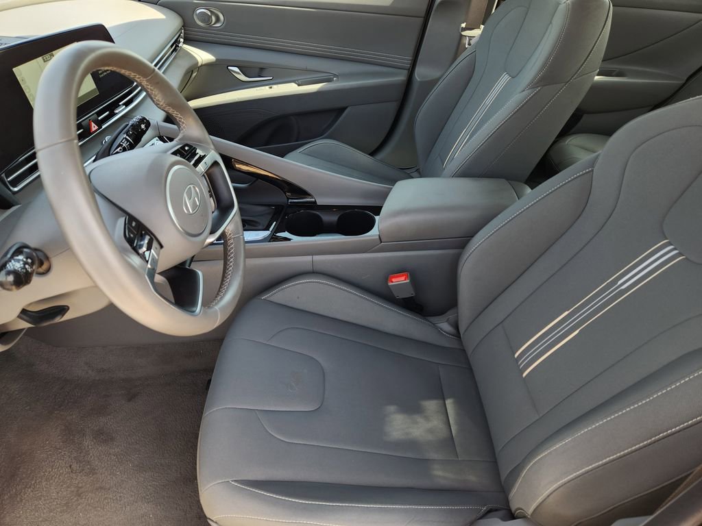 Used 2025 Hyundai Elantra SEL image 16