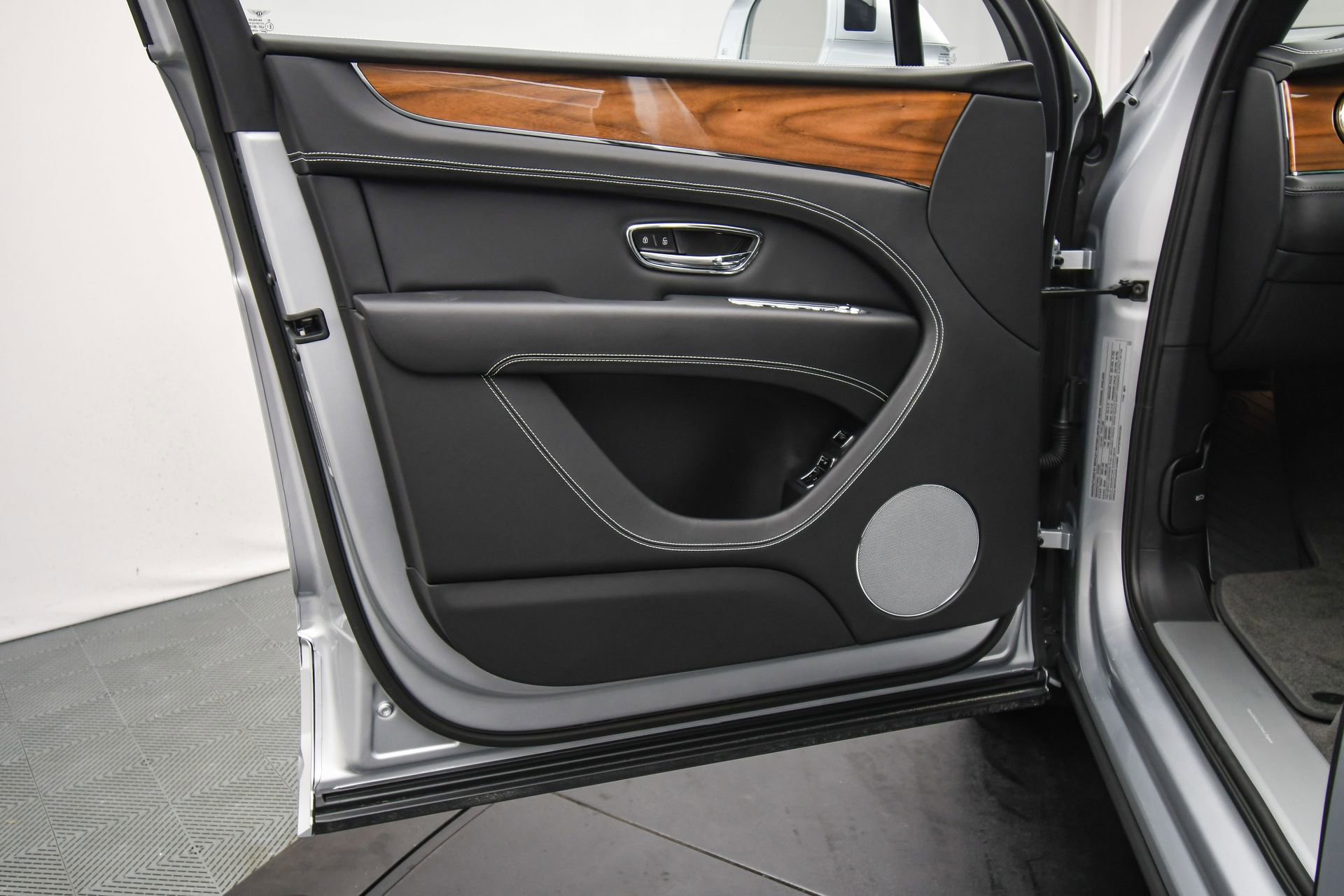 New 2025 Bentley Bentayga image 40