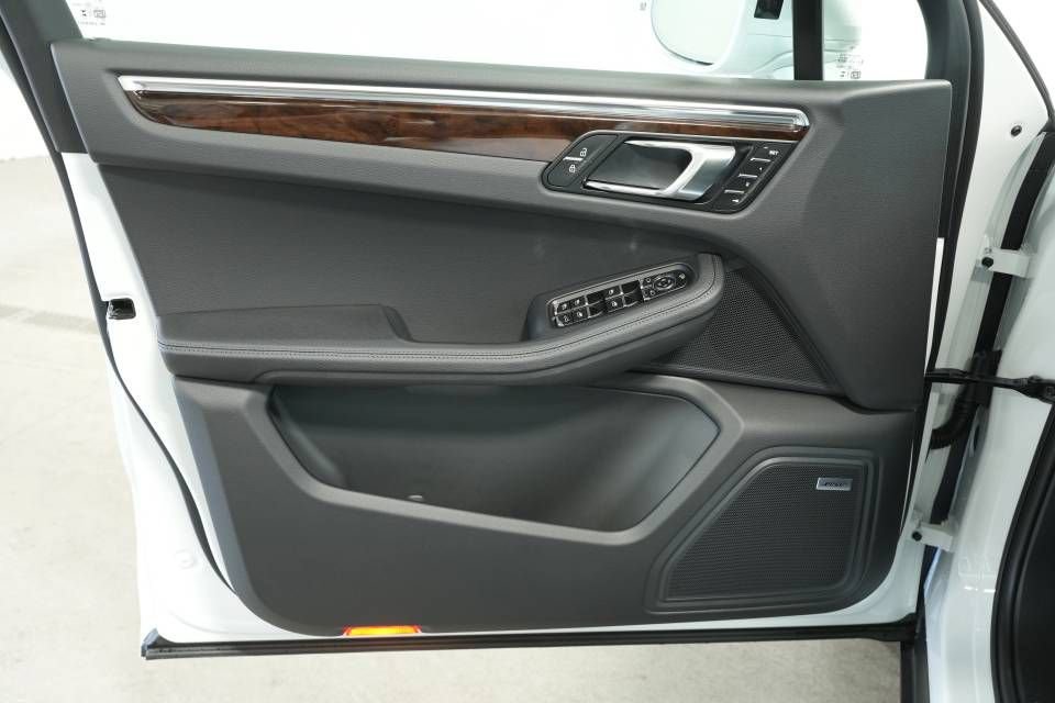 Certified 2025 Porsche Macan AWD/4WD image 25