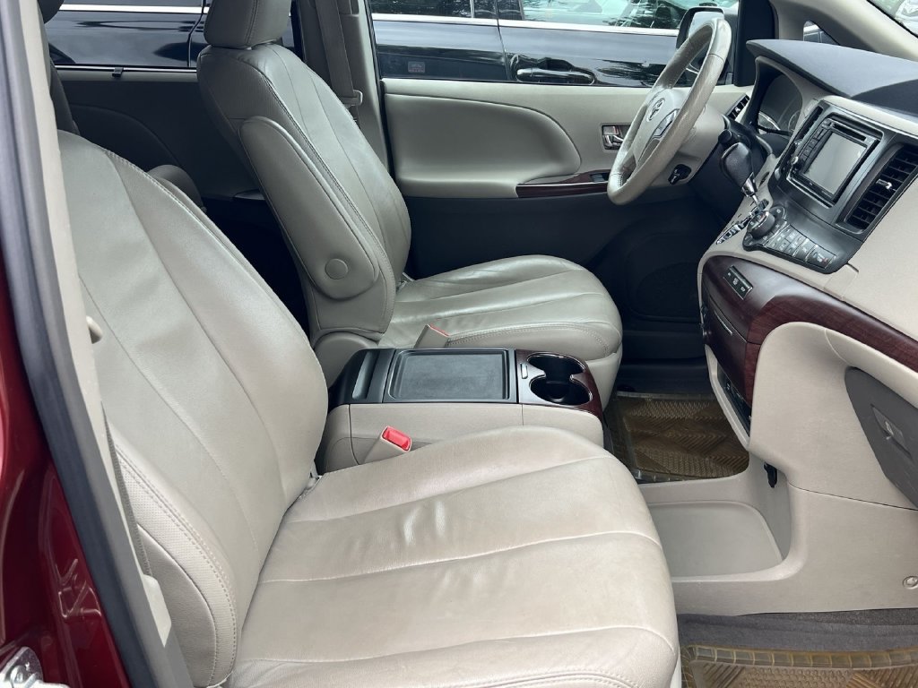 Used 2013 Toyota Sienna XLE w/ Entertainment Pkg FWD image 25