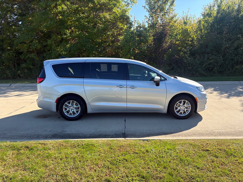 Used 2023 Chrysler Pacifica Touring FWD image 10