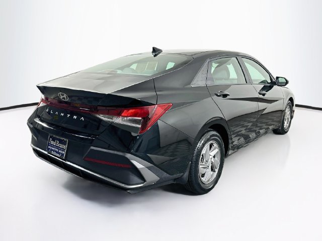 Certified 2025 Hyundai Elantra SE FWD image 9
