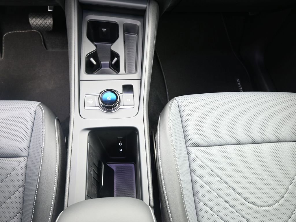 Used 2025 Volkswagen Tiguan SE FWD image 13