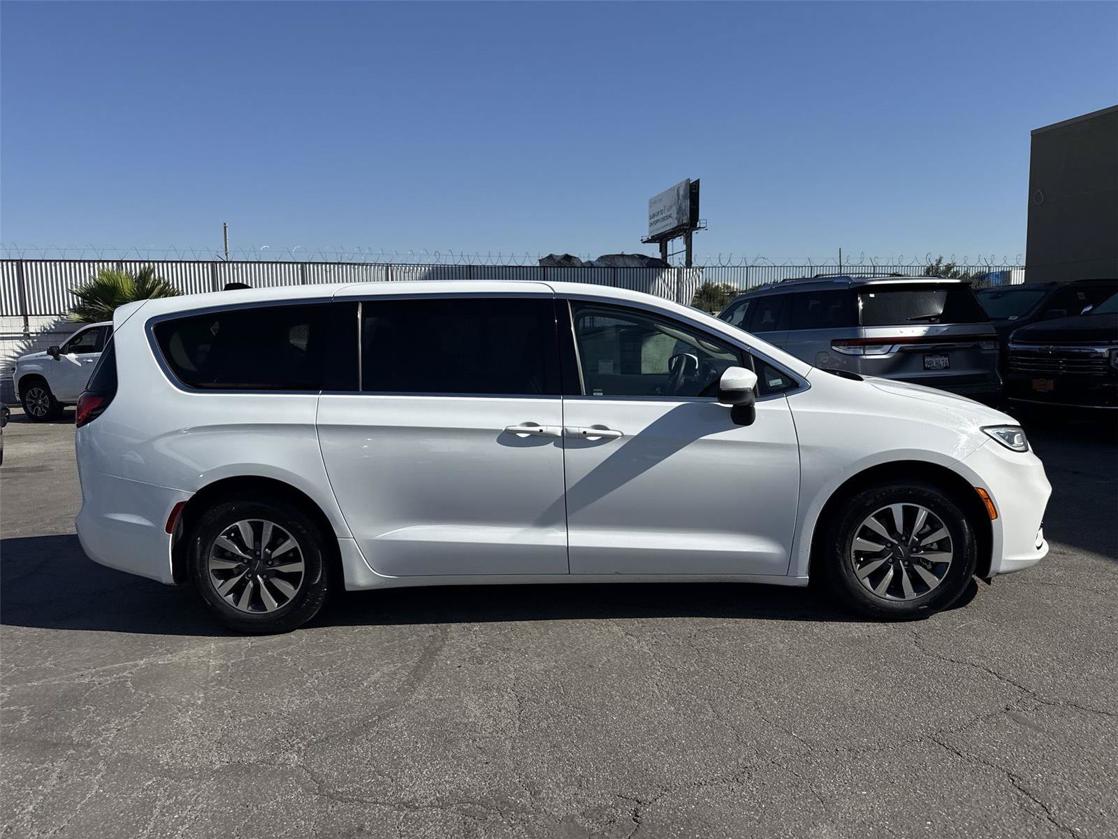 Used 2023 Chrysler Pacifica Touring-L FWD image 2