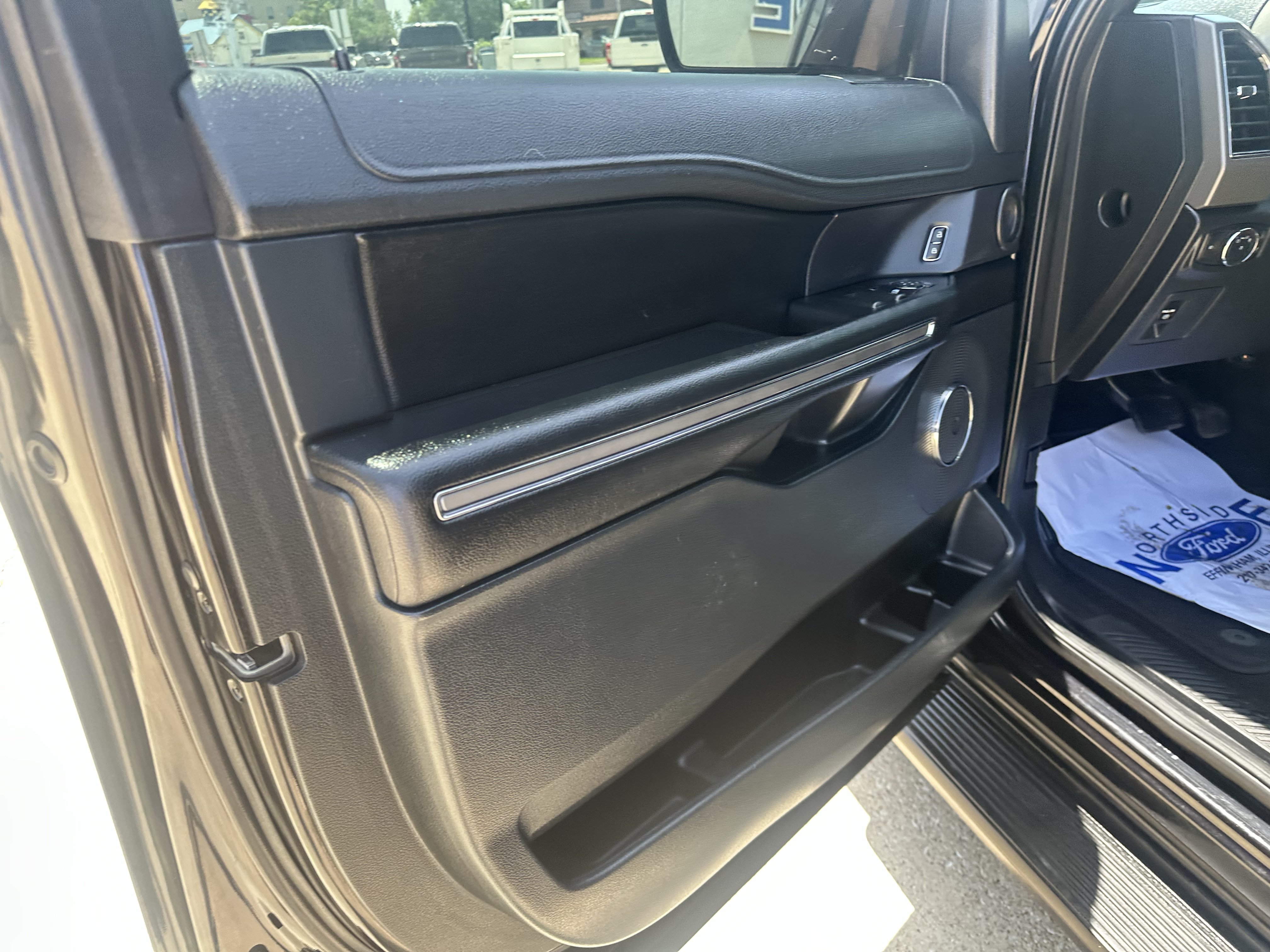 Used 2021 Ford Expedition XLT w/ Black Accent Package AWD/4WD image 18
