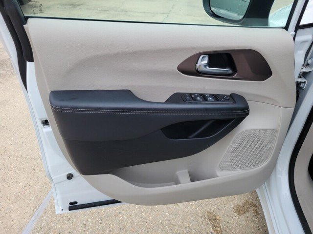 Used 2023 Chrysler Voyager LX FWD image 26