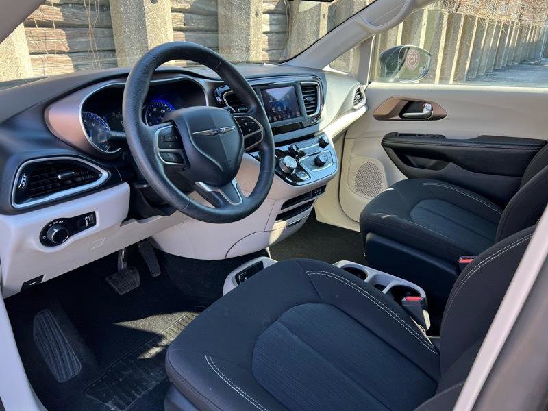 Used 2020 Chrysler Voyager L FWD image 18