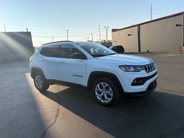 Used 2024 Jeep Compass Latitude AWD/4WD image 2