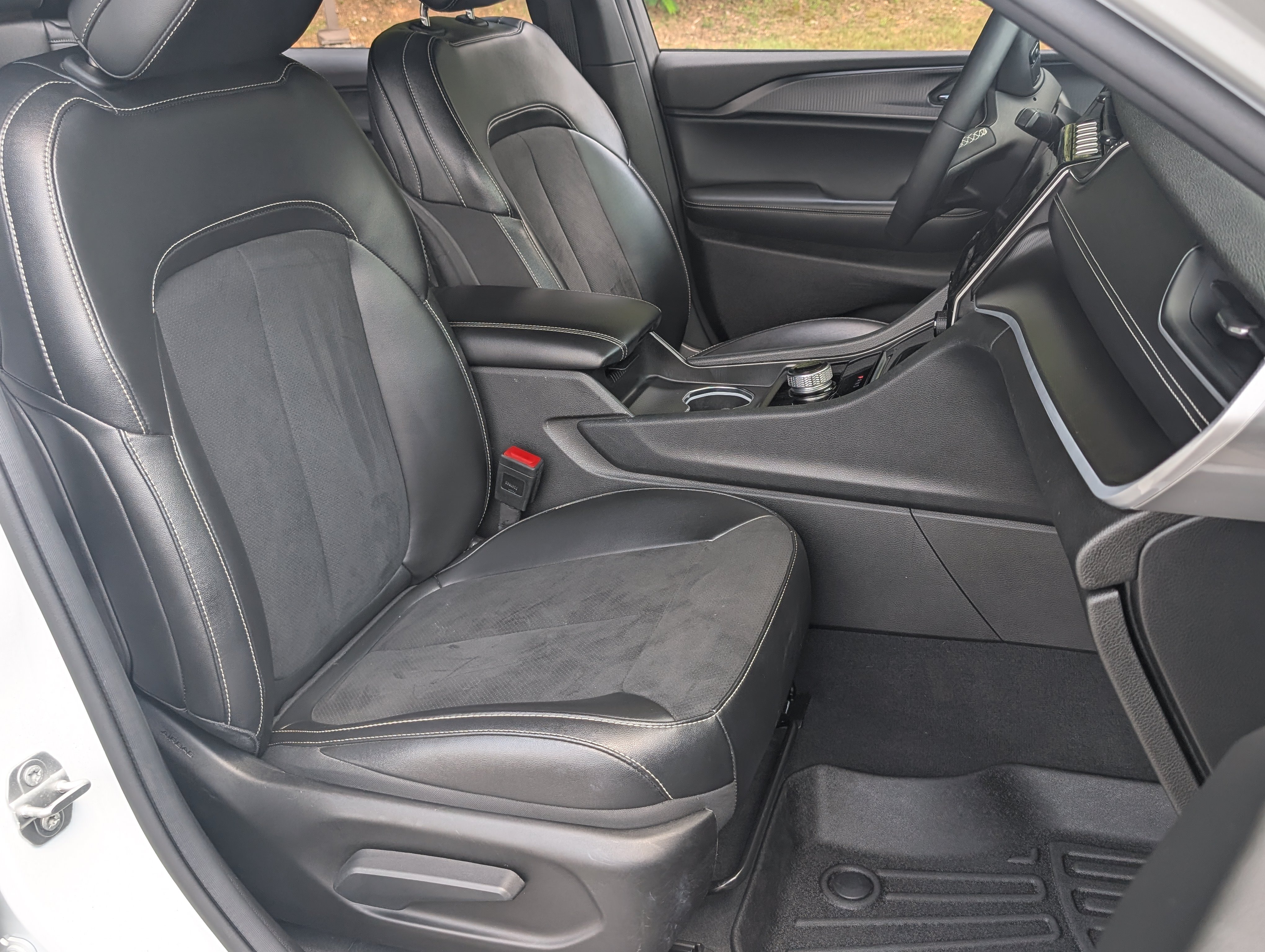 Used 2024 Jeep Grand Cherokee L Laredo AWD/4WD image 23