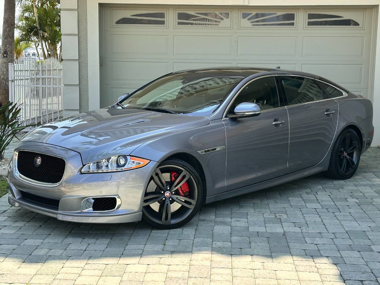 Used 2014 Jaguar XJ R LWB image 4