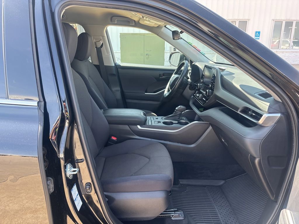 Used 2022 Toyota Highlander LE image 27