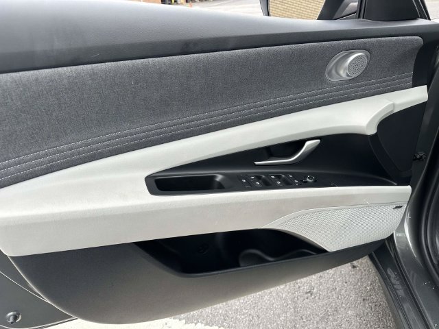 Used 2025 Hyundai Elantra Limited FWD image 22
