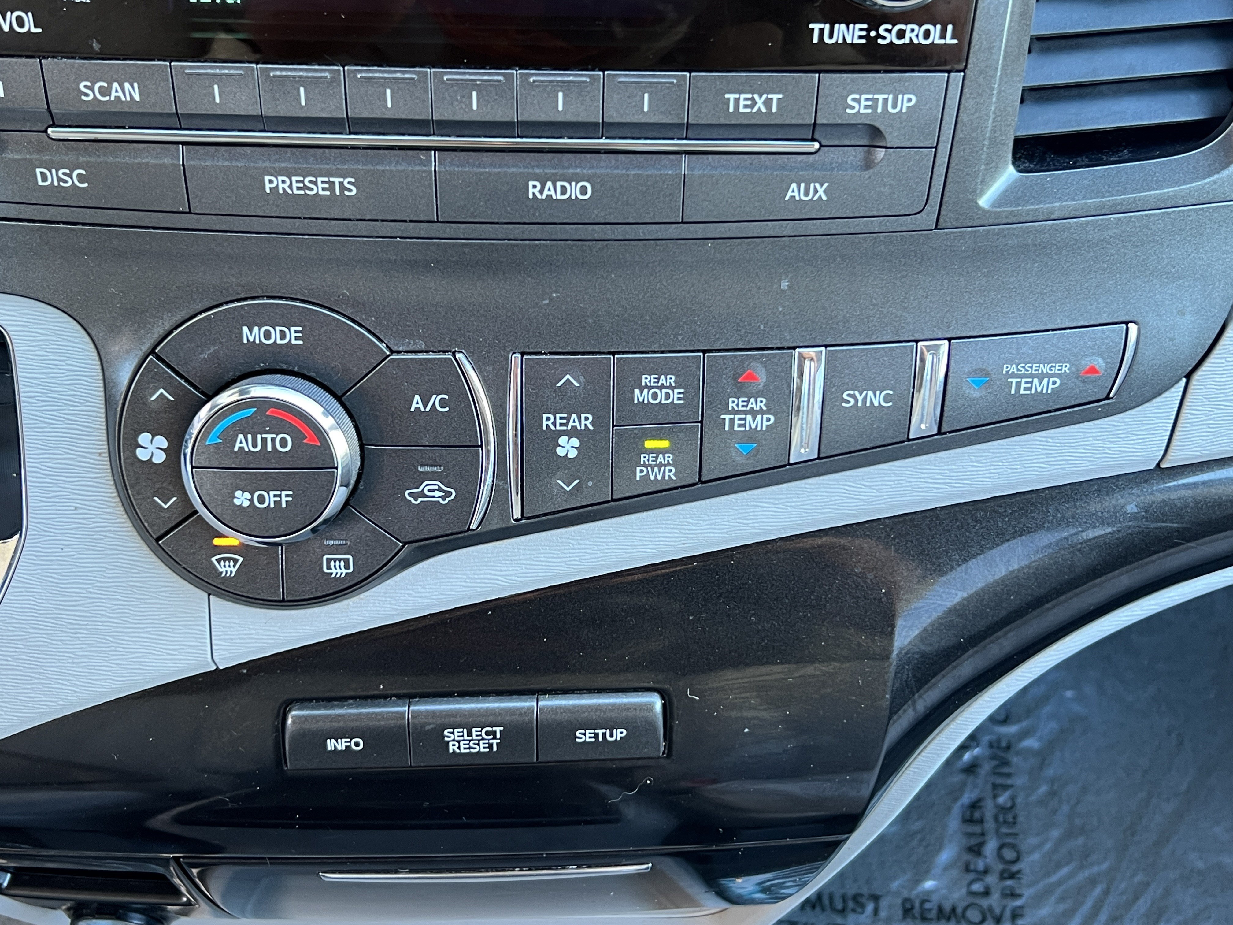 Used 2014 Toyota Sienna LE FWD image 25