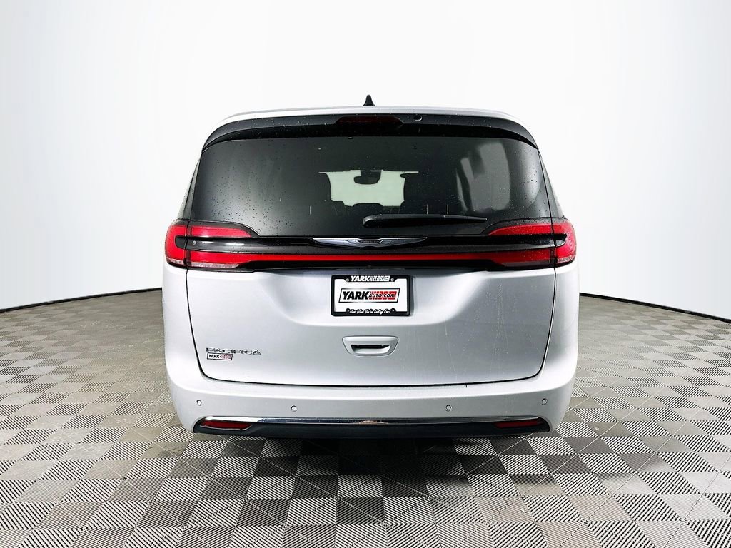 Certified 2024 Chrysler Pacifica Touring-L image 9