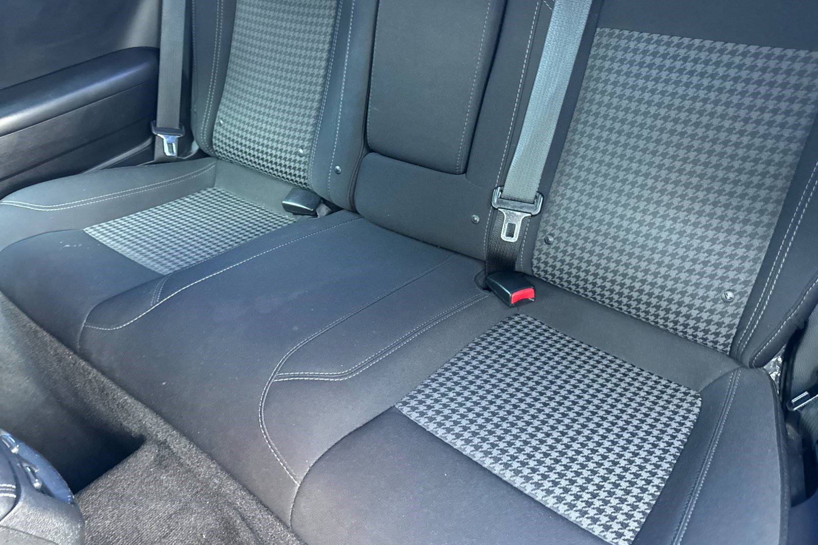 Used 2015 Dodge Challenger SXT image 26