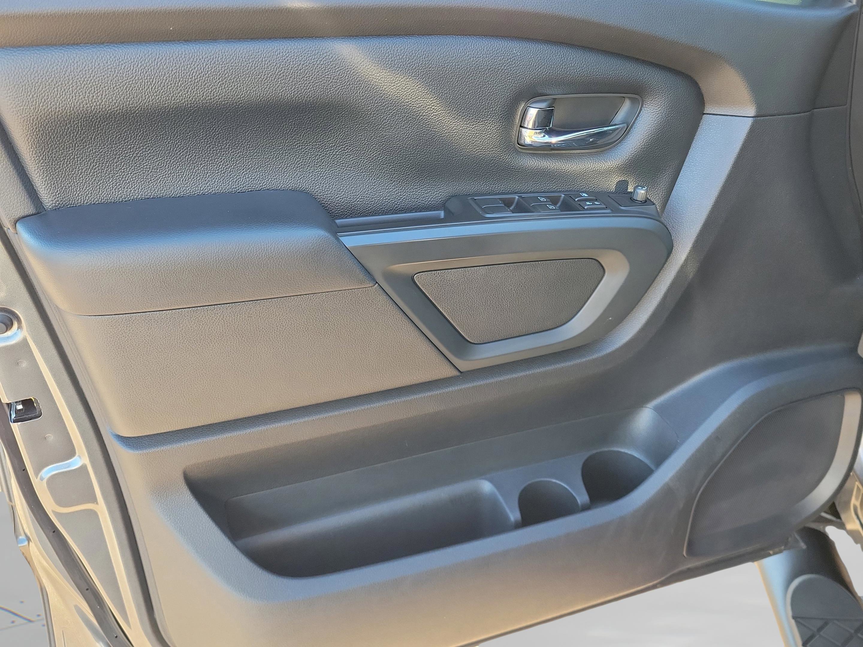 Used 2019 Nissan Titan SV w/ SV Convenience Package image 18