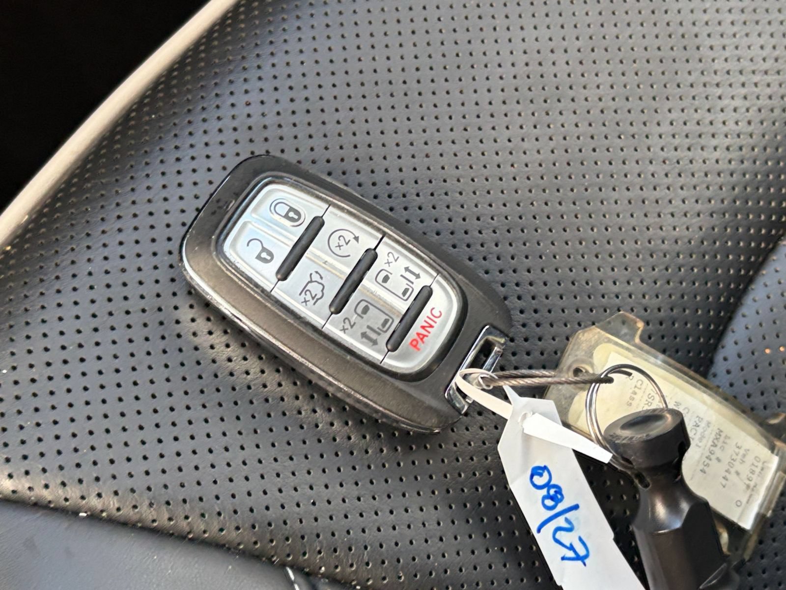 Used 2025 Chrysler Pacifica Limited FWD image 19