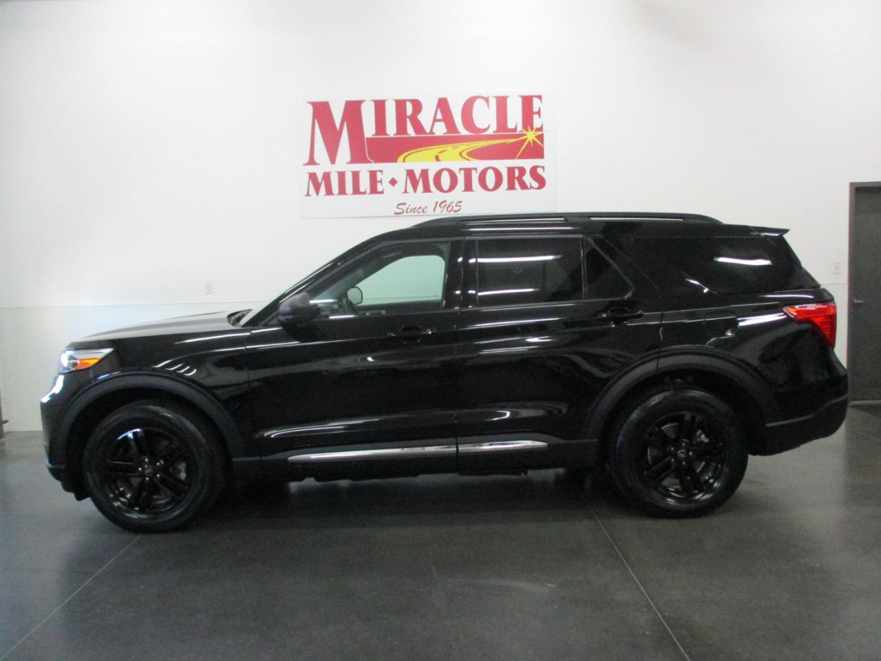 Used 2023 Ford Explorer XLT w/ Equipment Group 202A image 2