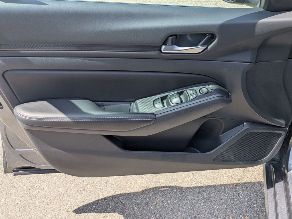 Used 2025 Nissan Altima 2.5 SV image 11